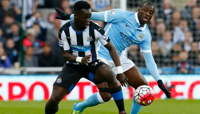 Toure y Tiote, disputando el esférico en el campo