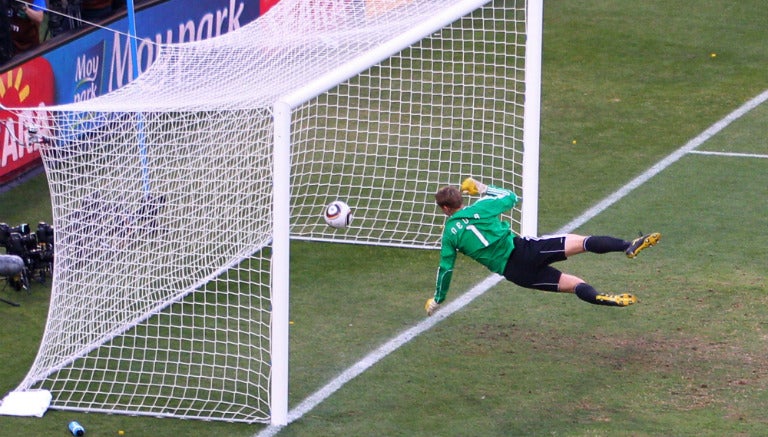 Neuer se lanza y no puede evitar el 'gol fantasma'