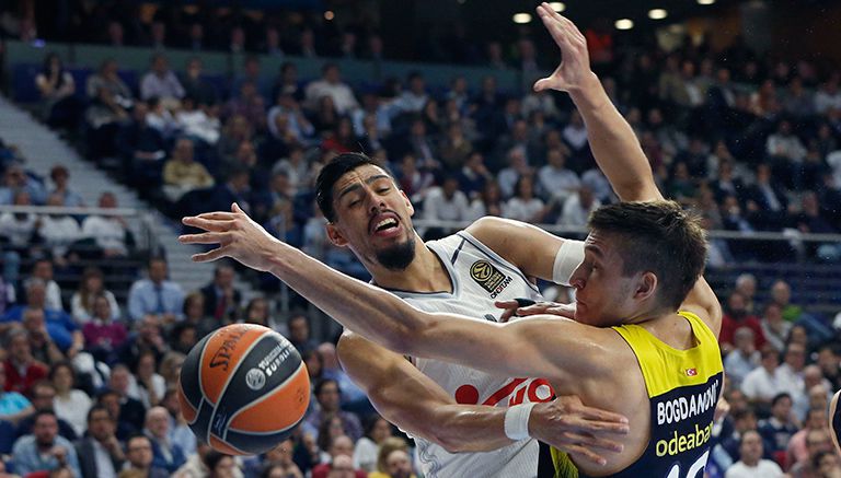 Ayón enfrenta a Bogdan Bogdanovic durante el partido de Euroliga