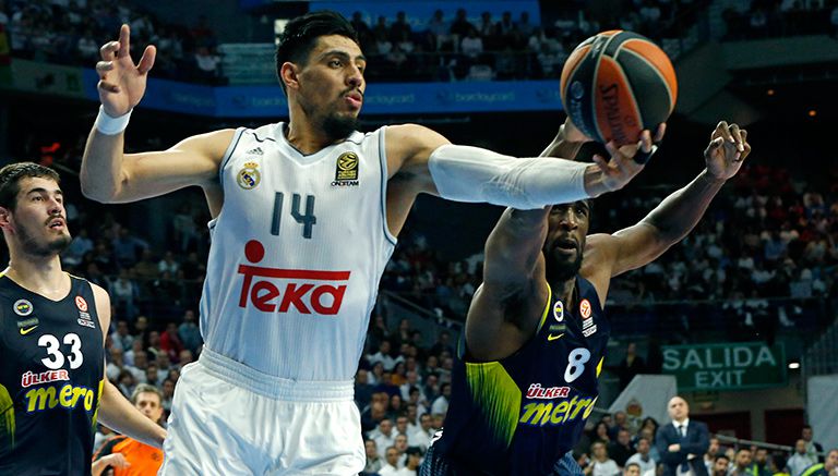 Ayón, durante el partido contra Fenerbahce en la Euroliga