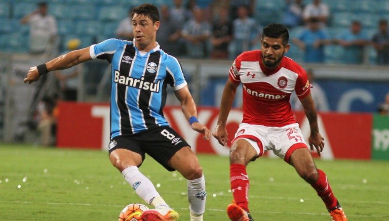 Giuliano conduce el balón en partido contra Toluca