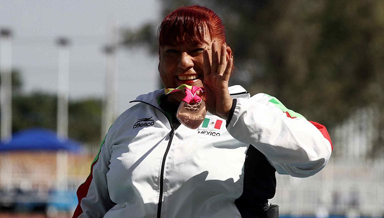 Dora García, presumiendo la medalla que ganó en los Parapanamericanos de Guadalajara