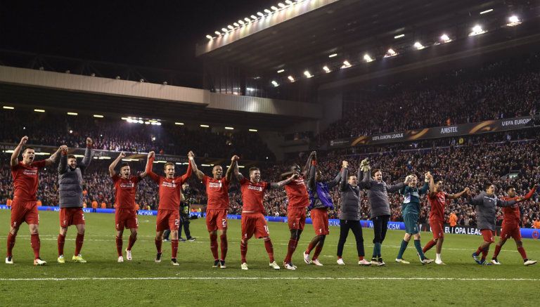 Jugadores del Liverpool festejan con sus aficionados 