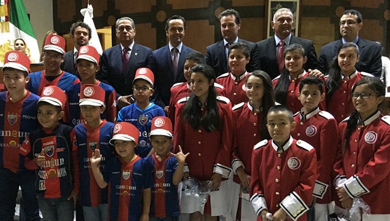 Niños de Fuerzas Básicas de Atlante se toman la foto con los 'gritones' de la Lotería Nacional