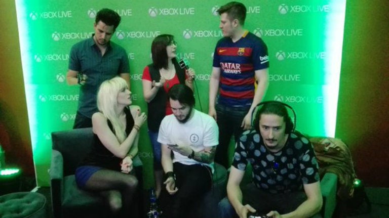 Los integrantes de Jenny and the Mexicats juegan Xbox