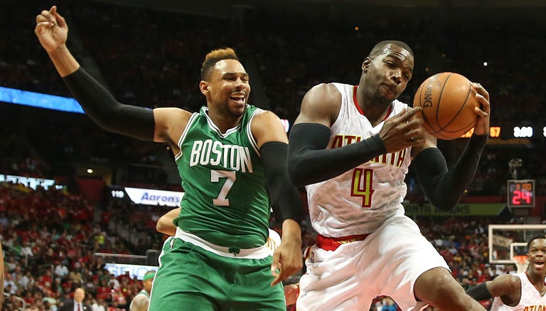 Paul Millsap gana un rebote en el partido contra los Celtics