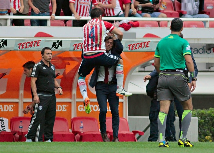 Pereira brinca para abrazar a Almeyda