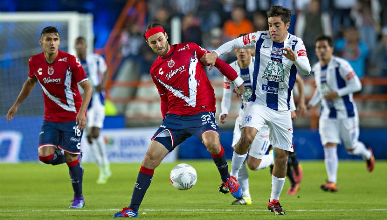 Pizarro disputa balón contra Lugo