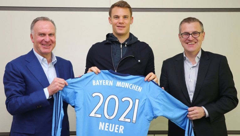 Neuer muestra la playera con año de su renovación