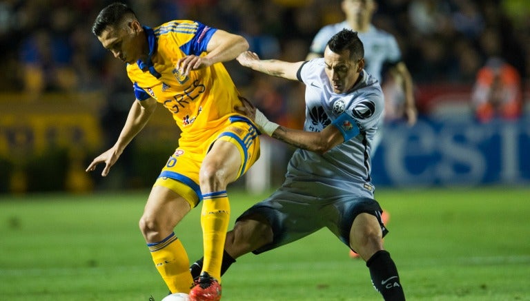 Torres Nilo y Sambueza pelean el balón