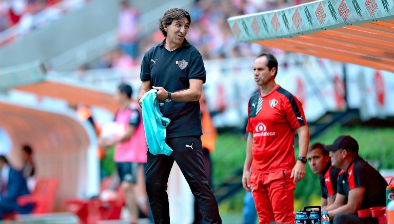 Gustavo Costas, técnico del Atlas durante el Clásico Tapatío