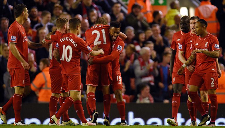 Jugadores del Liverpool festejan un gol contra el Everton