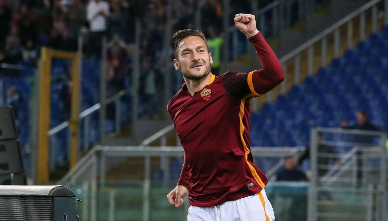 Totti festeja gol contra Torino