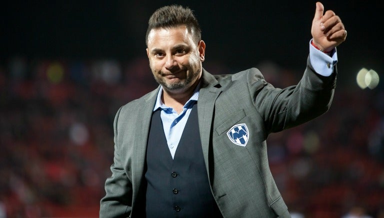 Antonio Mohamed saluda a la afición