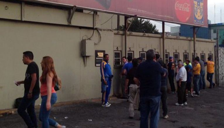 Aficionados en las taquillas del Universitario 