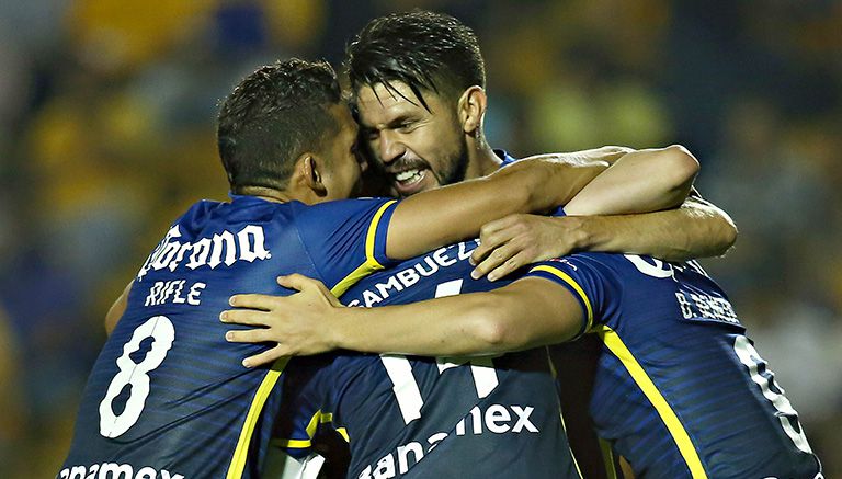 Jugadores del América celebran tras el gol contra Tigres