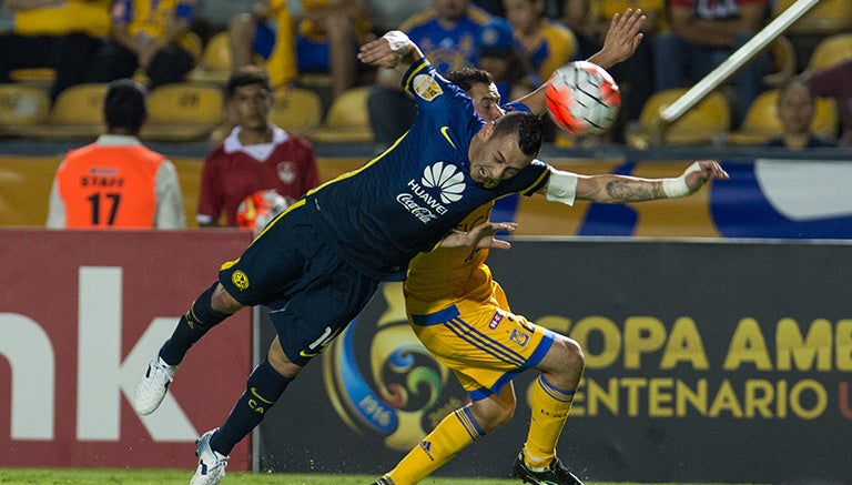 Sambueza disputa el esférico en el duelo contra Tigres