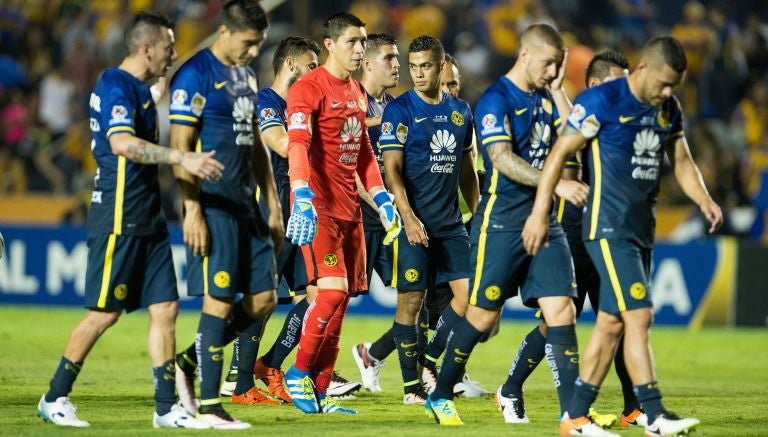 Los jugadores de América abandonan el campo del Volcán