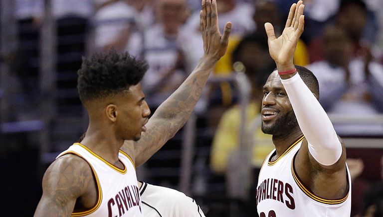 LeBron James y Iman Shumpert celebran tras una canasta  