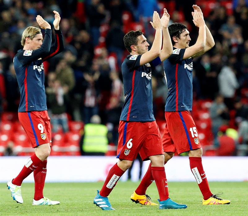 Jugadores de Atlético felicitan a su afición tras victoria contra Athletic