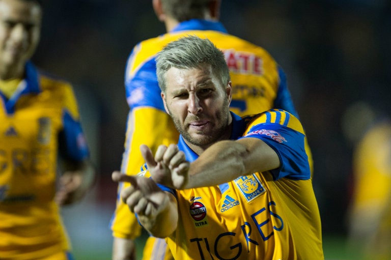 Gignac festeja su gol contra América