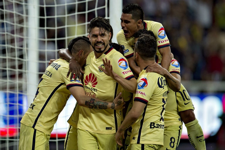 Oribe es felicitado tras marcar un gol