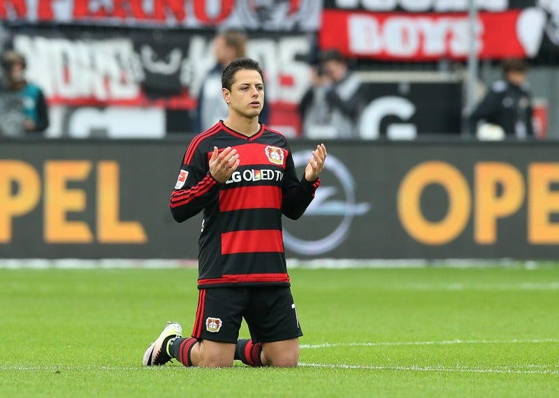 Chicharito rezando previo al inicio de un juego