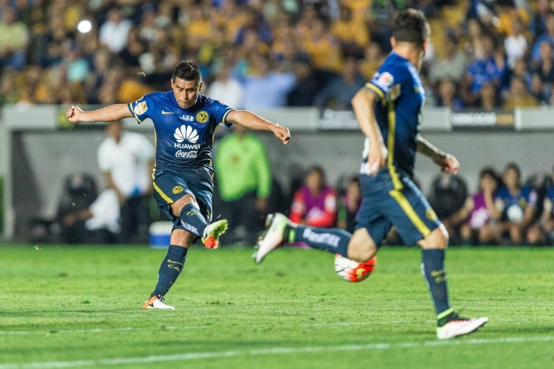 Martínez el pega desde afuera del área enel juego contra Tigres