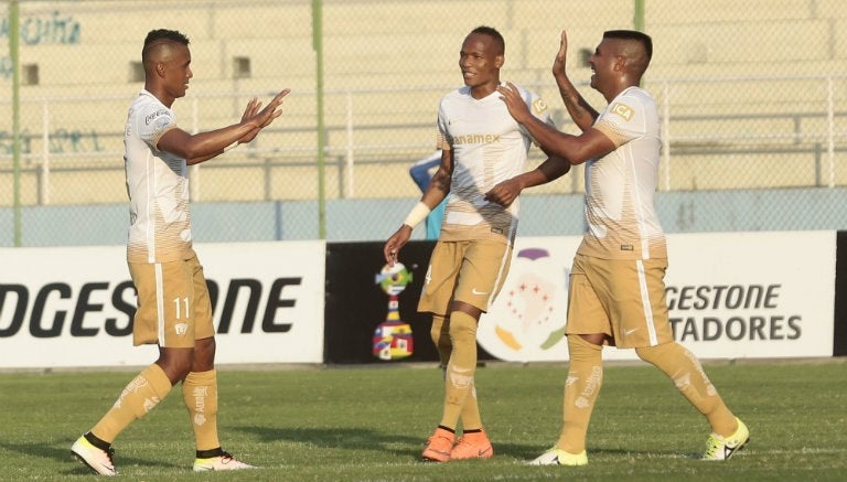 Jugadores de Pumas festejan gol en Libertadores