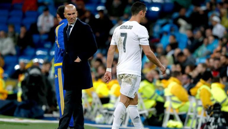 Cristiano sale lastimado ante la mirada de Zidane