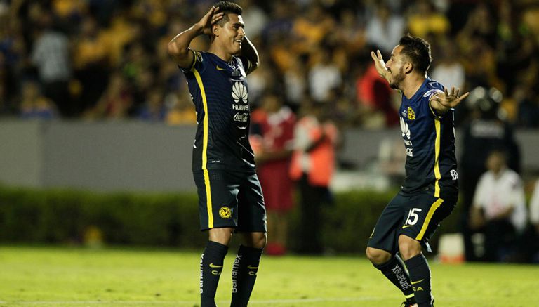 Osvaldo Martínez festeja su gol contra Tigres