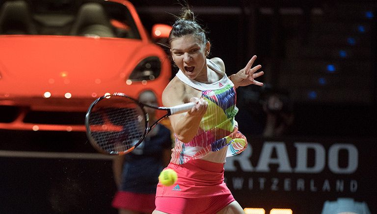 Simona Halep regresa un disparo en el encuentro con Laura Siegemund