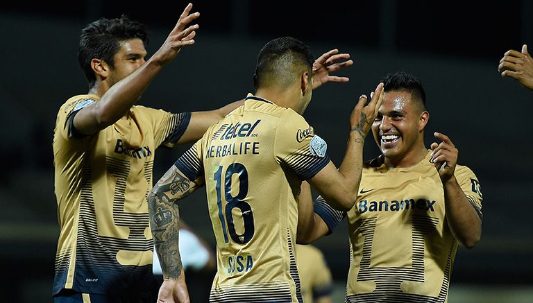 Jugadores de Pumas celebra un gol 