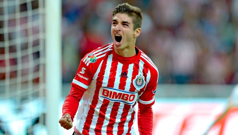 El Conejito Brizuela celebra un gol con Chivas