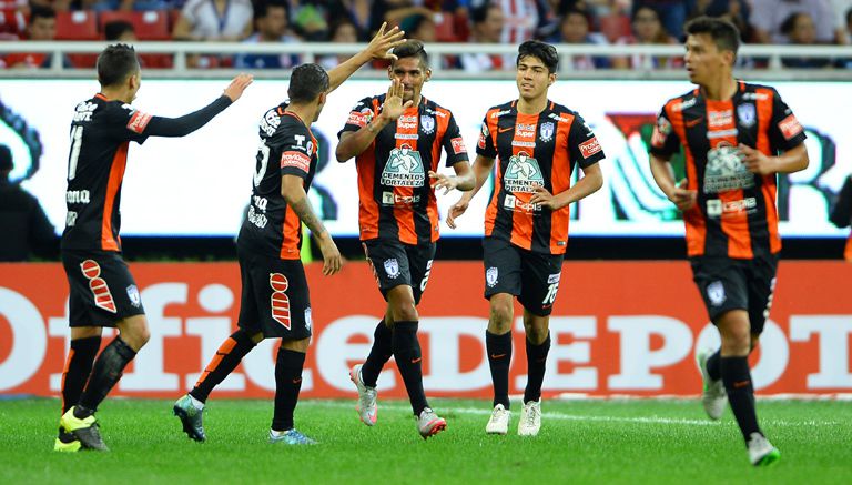 Pachuca festeja gol en el Estadio de Chivas