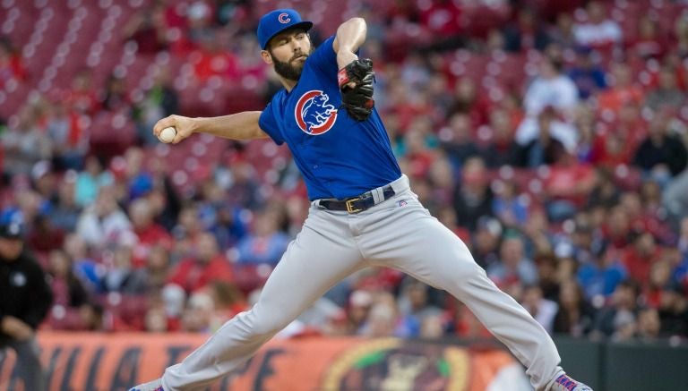 Jake Arrieta lanzando una bola durante el juego frente a Cincinnati