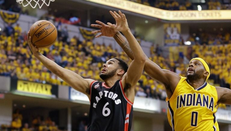 Cory Joseph intenta hacre una canasta