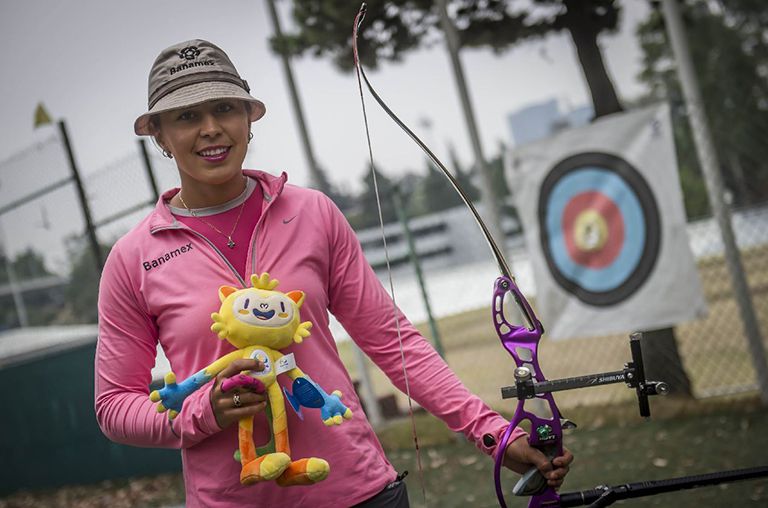 Aída sujeta en sus manos a la mascota de Río 2016