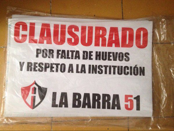 Mensaje de los letreros que colocó la Barra 51 