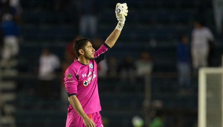 El arquero saluda a la afición depsués de un partido