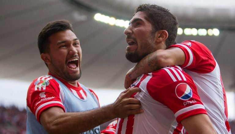 Jair Pereira celebra un tanto con sus compañeros