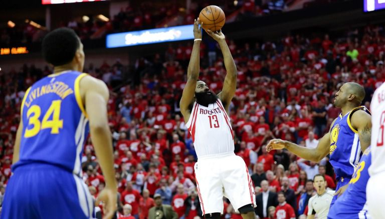 James Harden hace el tiro ganador en la recta final del partido