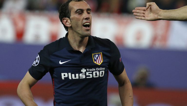 Diego Godín, golpeado en juego de Champions contra Barcelona