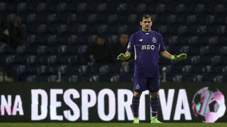 Casillas, durante un partido con el Porto