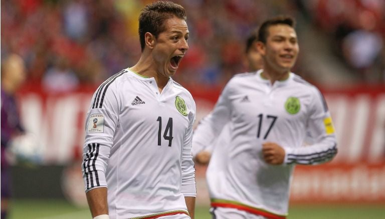 Chicharito celebra un gol con el Tri