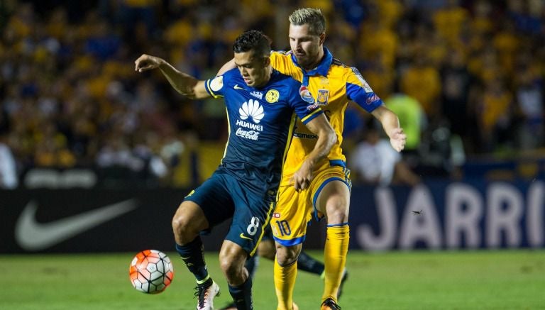 Andrés Andrade y Gignac disputan el balón en la Final de Concachampions