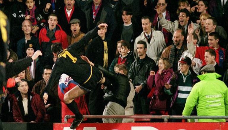 Cantona propina patada a aficionado de Crystal Palace