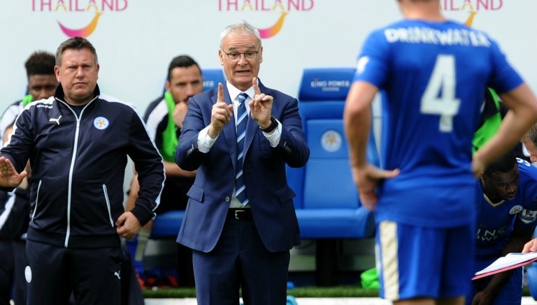 Claudio Ranieri da indicaciones en un juego de Leicester