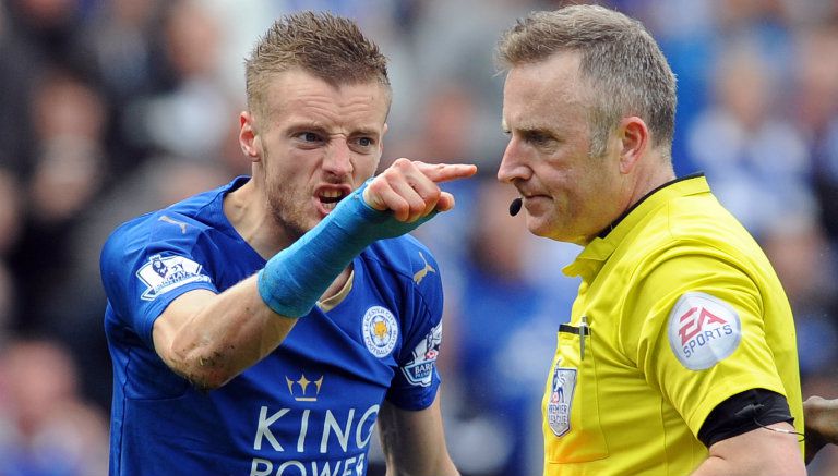 Jamie Vardy reclama al silbante tras ser expulsado