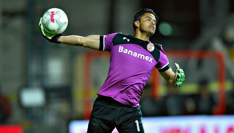 Alfredo Talavera despeja un balón